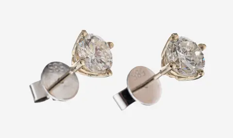 Paar 14 kt gouden diamanten oorknoppen, witgoud 585/000, 2 diamanten totaal ca. 2,0 ct