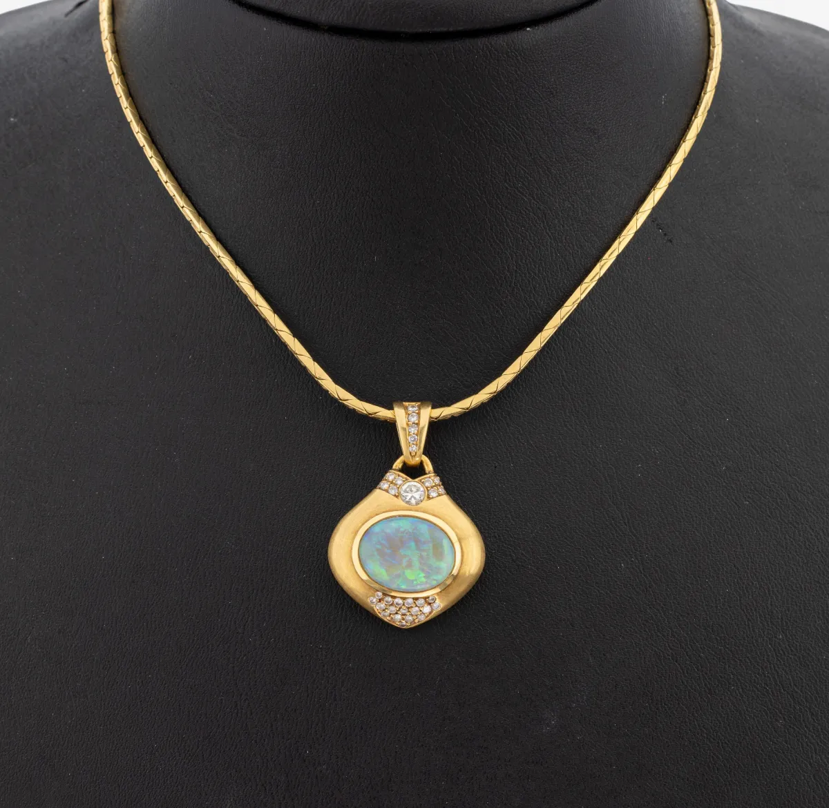 18 kt Gold Opal-Diamant-Anhänger, GG 750/000, sat., ovaler Opal-Cabochon ca. 4.20 ct,