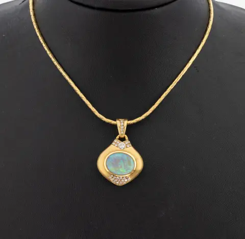 Pendentif opale-diamant en or 18 kt, or jaune 750/000, sat., cabochon opale ovale env. 4,20 ct,
