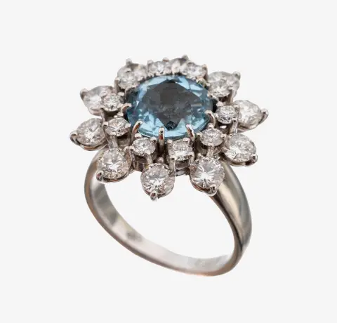 Bague or 14 kt aigue-marine-brillant, or blanc 585/1000, fleurs stylisées, centre rond facetté