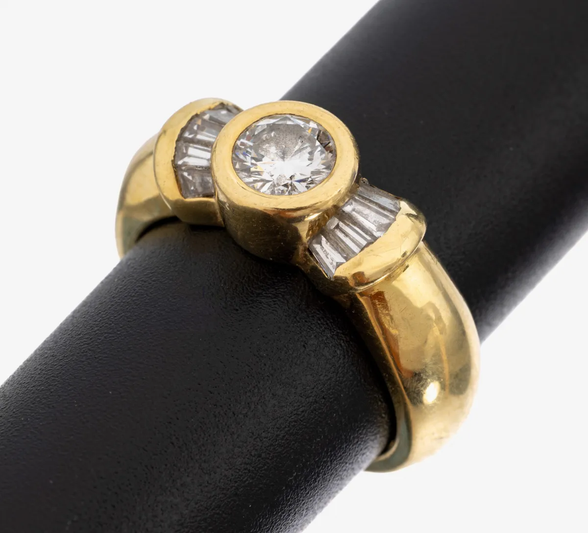 18 kt goud diamant ring, geelgoud 750/1000, centraal briljant ca. 0,50 ct wit/si2, omringd door