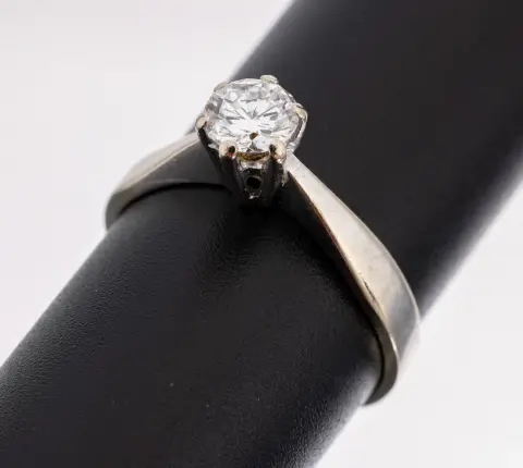 Bague solitaire or 14 kt, or blanc 585/000, diamant env. 0,505 ct blanc/lr, taille 57