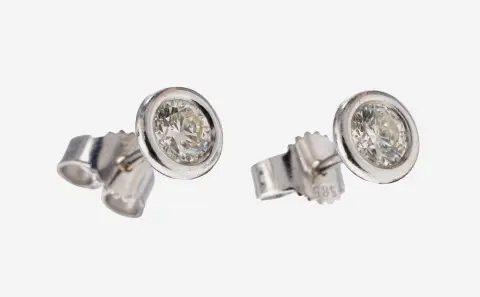 Paire de puces d'oreilles or 14 kt, or blanc 585/000, 2 diamants env. 0,65 ct