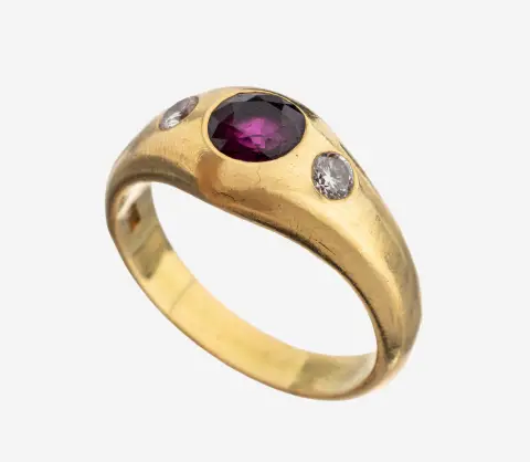 Bague rubis-diamant en or 18 ct, or jaune 750/000, rubis ovale facetté env. 1.0 ct, 2 diamants