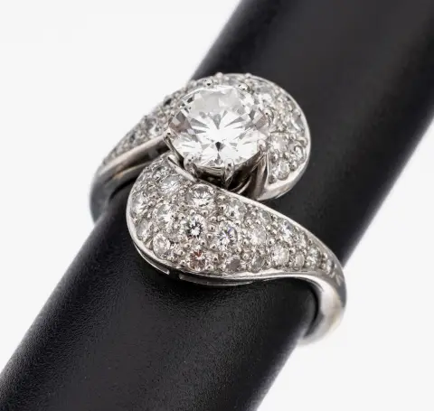 Bague diamant en or 18 ct, or gris 750/000, design inhabituel, diamant central en relief