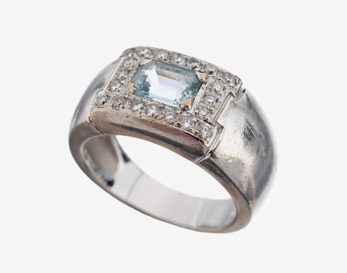 Bague aquamarine et diamant en or 14 ct, or gris 585/000, aquamarine centrale en relief