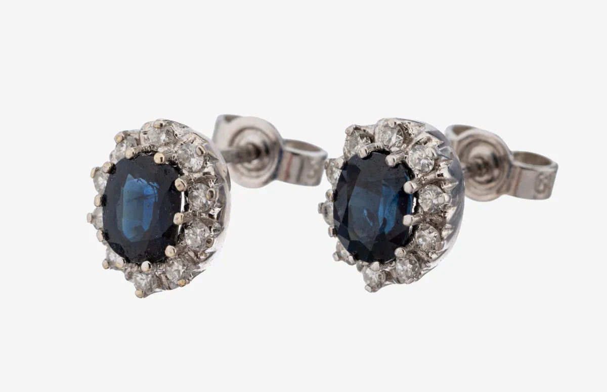 Paire de boucles d'oreilles or 14 ct saphir-brillant, or blanc 585/000, 2 saphirs ovales facettés au centre