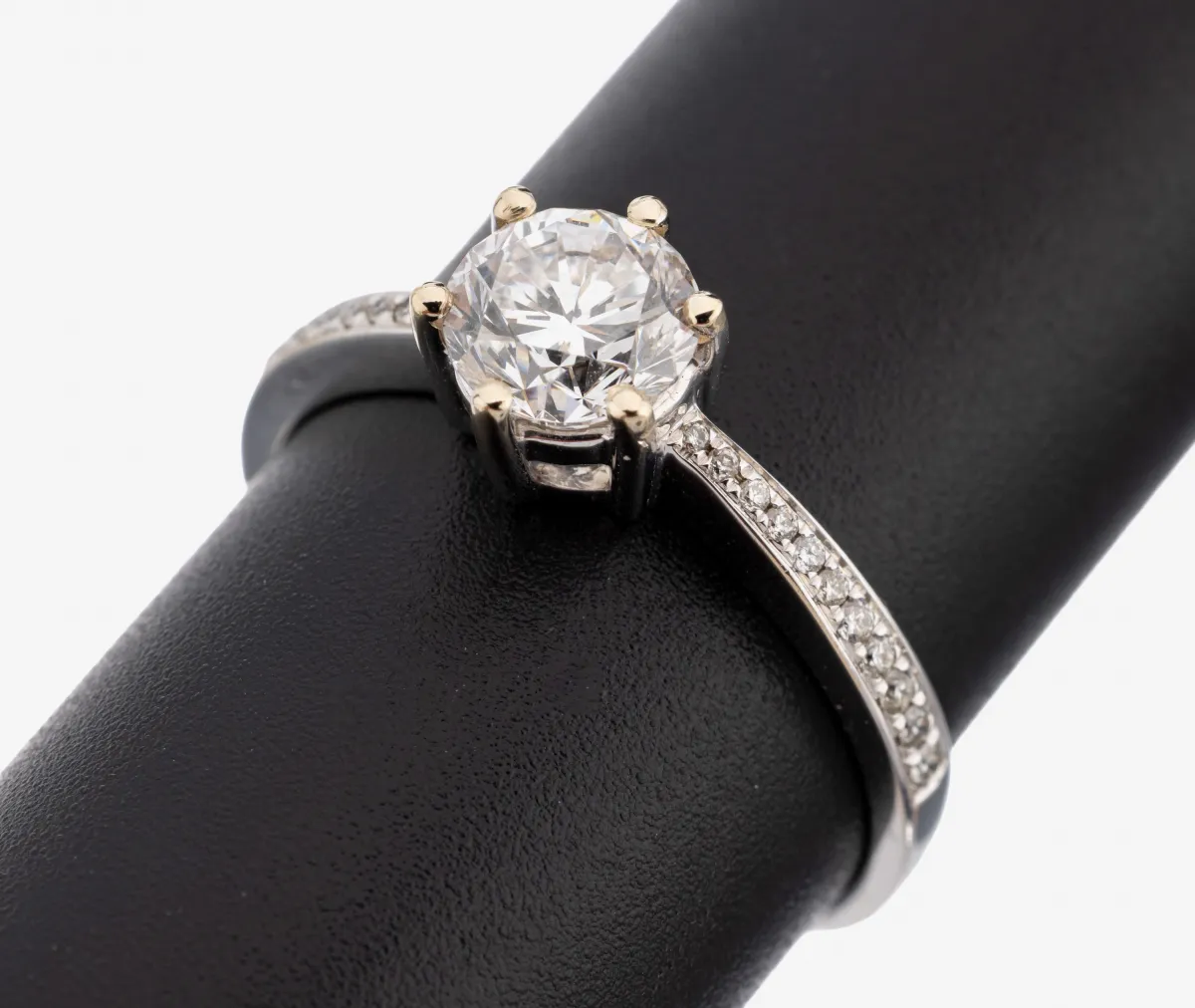 18 kt Gold Brillant-Ring, WG 750/000, mittig Brillant ca. 1.0 ct hochfeines