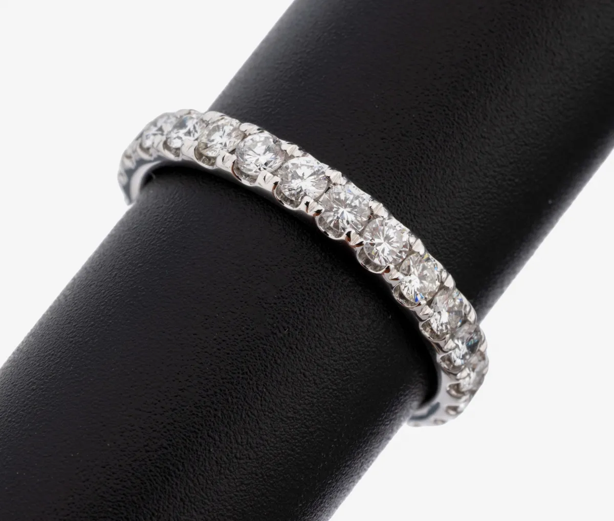 14 kt Gold Brillant-Memoryring, WG 585/000,26 Brillanten zus. ca. 1.44 ct (grav.)