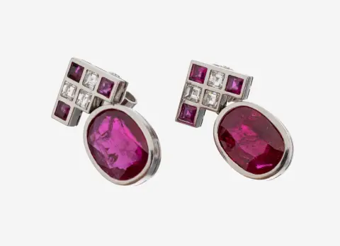 Paire de boucles d'oreilles en platine rubis-diamants, Pt 950/000, pendentif avec 6 carrés rubis total