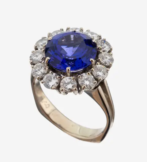 Bague en or 18 kt tanzanite-brillant, or blanc 750/000, pierre centrale ronde facettée en relief