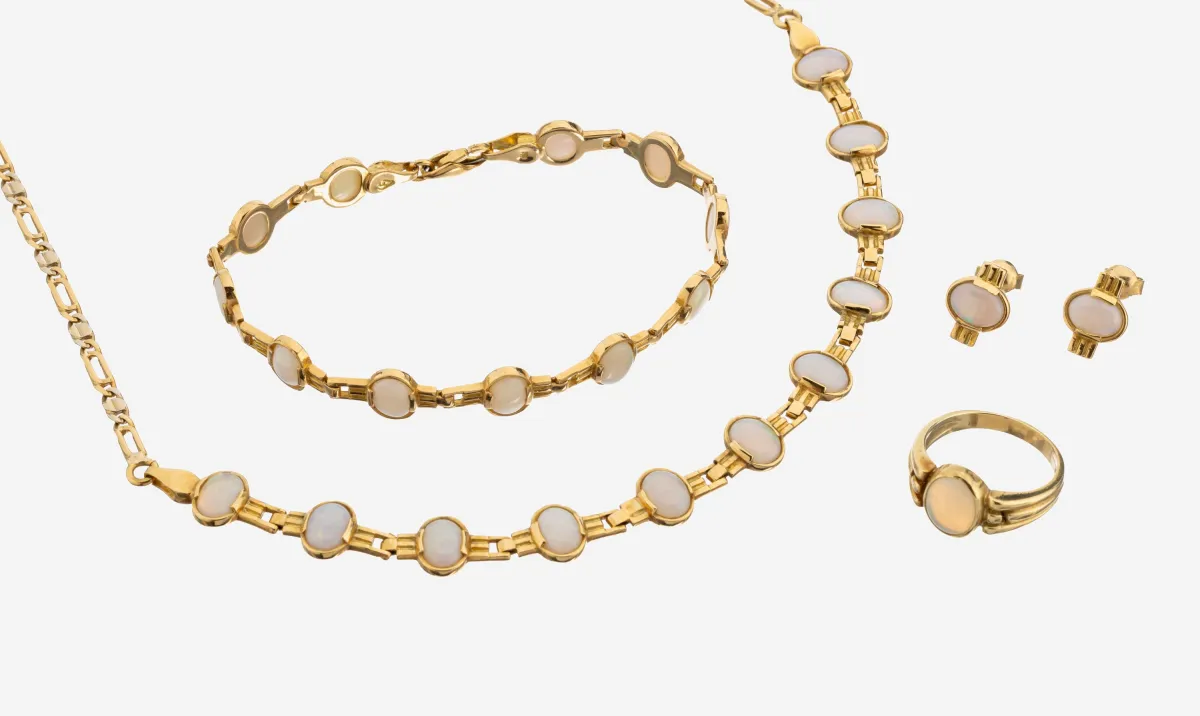 Parure opale en or 18 kt, or jaune 750/000, composée de : collier avec 11 cabochons d'opale total