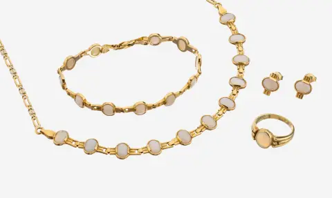 Parure opale en or 18 kt, or jaune 750/000, composée de : collier avec 11 cabochons d'opale total