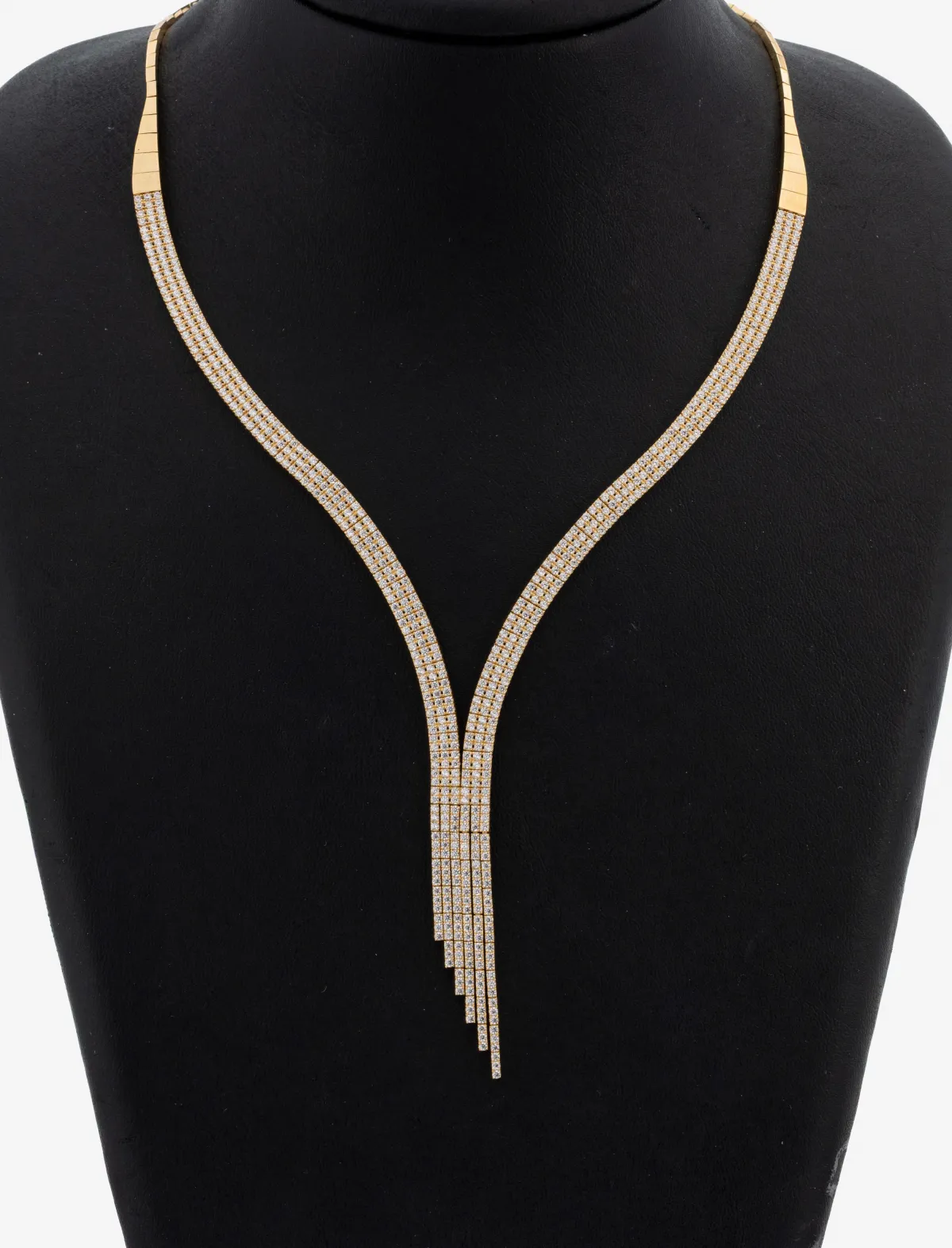 Collier élégant en or 14 kt, GG 585/000, partie centrale multi-rangs, riche garniture de