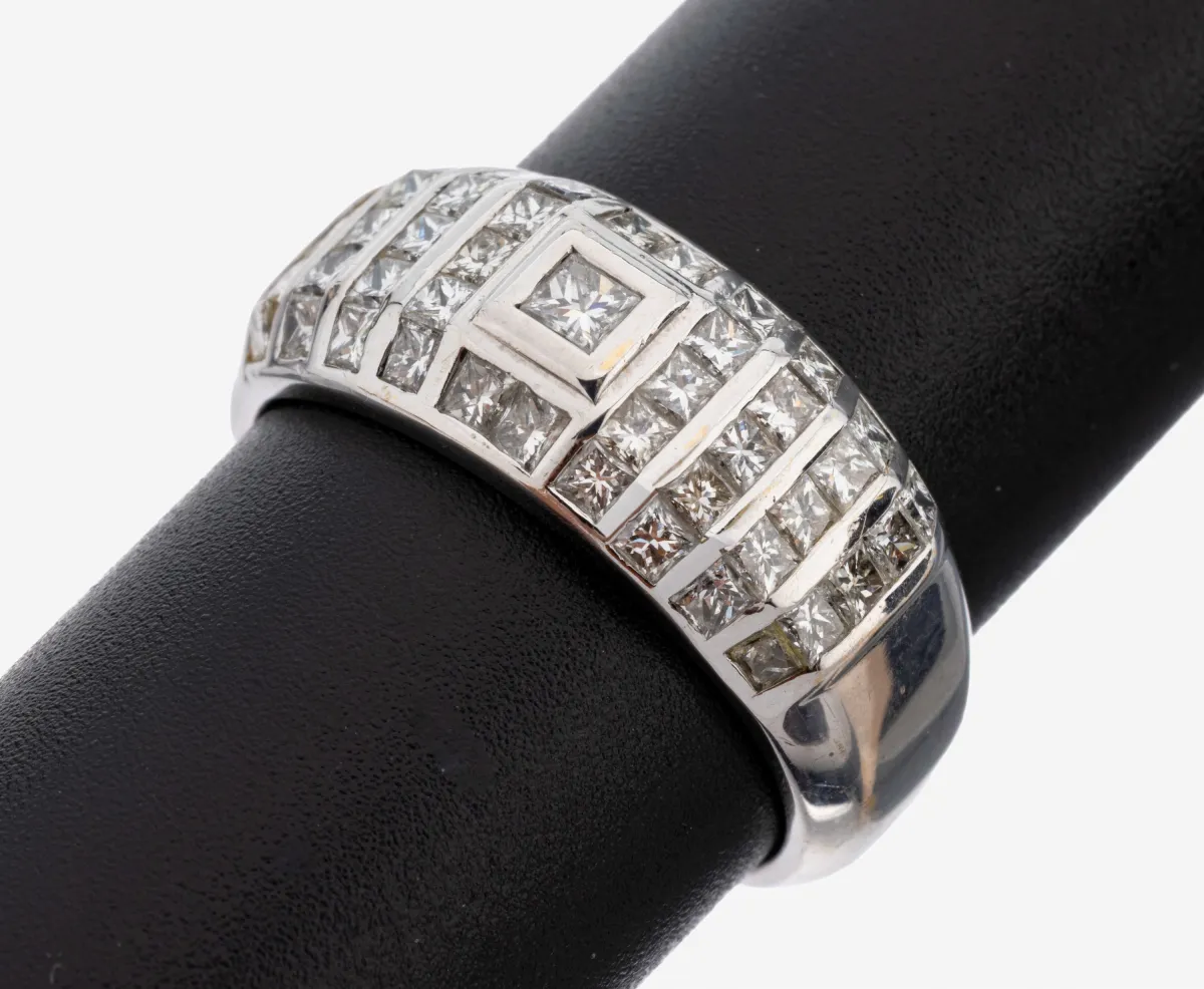 18 kt Gold Diamant-Ring, WG 750/000, 45 Princess Cut Diamanten zus. ca. 1.35 ct feines
