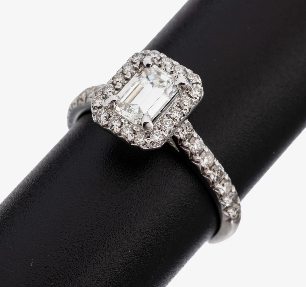 18 kt Gold Diamant-Ring, WG 750/000, mittigDiamant im Emerald Cut ca. 0.78 ct feines