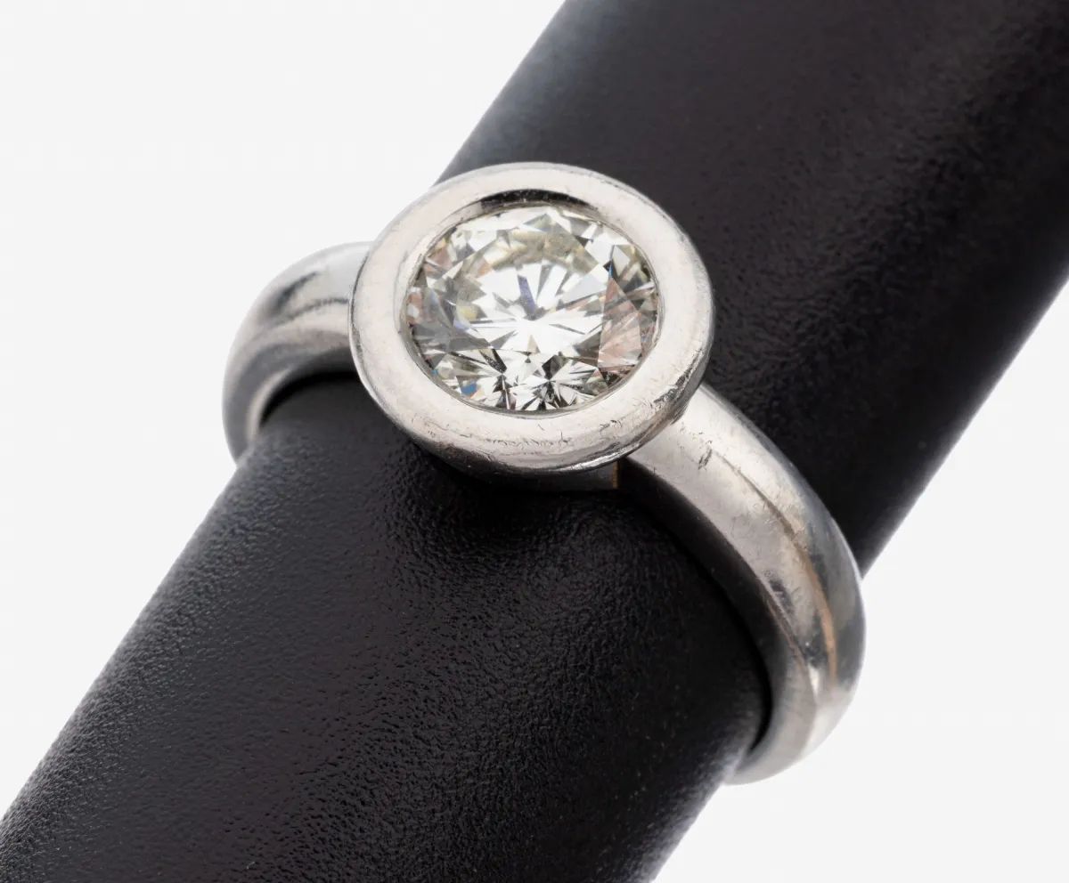 Platinový prsten s diamantem, diamant v objímce cca 1,0163 ct světle bílý(L)/vs1, velikost 49