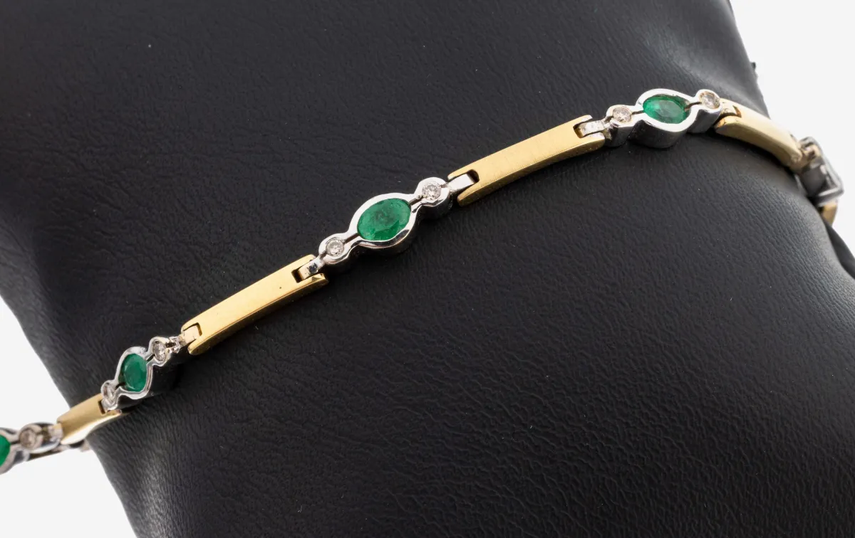 18 kt Gold Smaragd-Brillant-Armband, GG/WG 750/000, 7 Smaragd-Navettes, schöne Farbe,