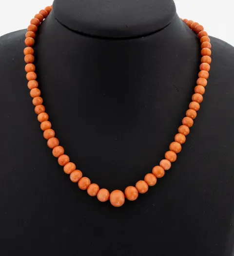 Collier corail extra-long, Italie vers 1900, boules de corail dégradées, diamètre env. 5-9,4