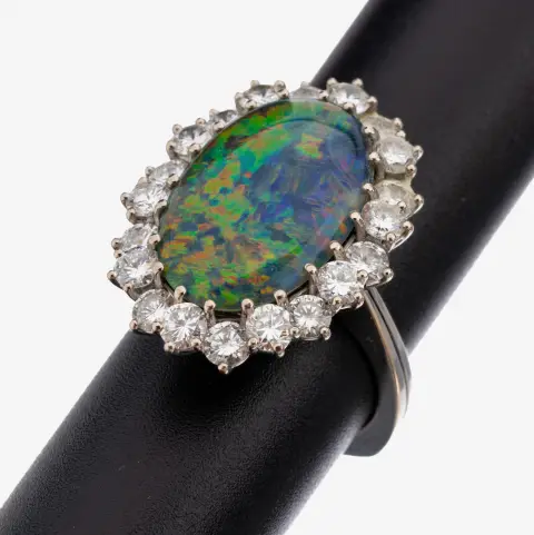 Bague or 18 ct opale-brillant, années 1970, or blanc 750/000, opale triplet ovale centrée