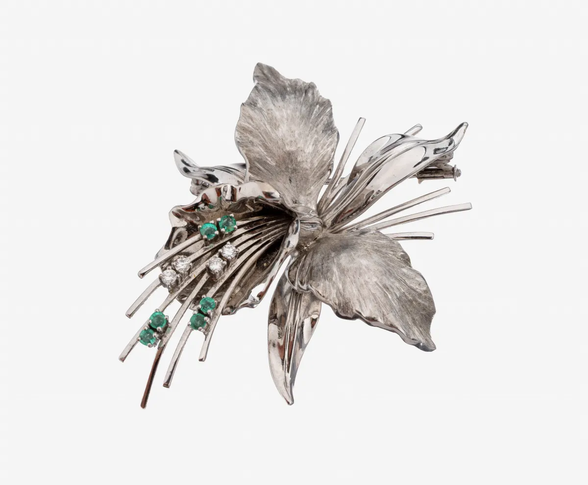 Broche or 14 kt émeraude et brillant, années 1970, or gris 585/000, représentation d'une