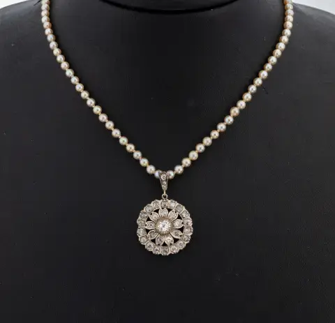 Collier de perles avec pendentif diamant, pendentif argent poinçonné, vers 1900, floral, 31
