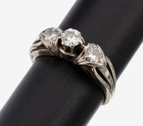 Bague diamant or 18 kt, années 1940-50, or gris 750/000, 3 diamants taille ancienne total env.