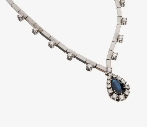 14 kt goud saffier-diamant collier, jaren 1970, witgoud 585/000, gefacetteerde saffier druppel ca.
