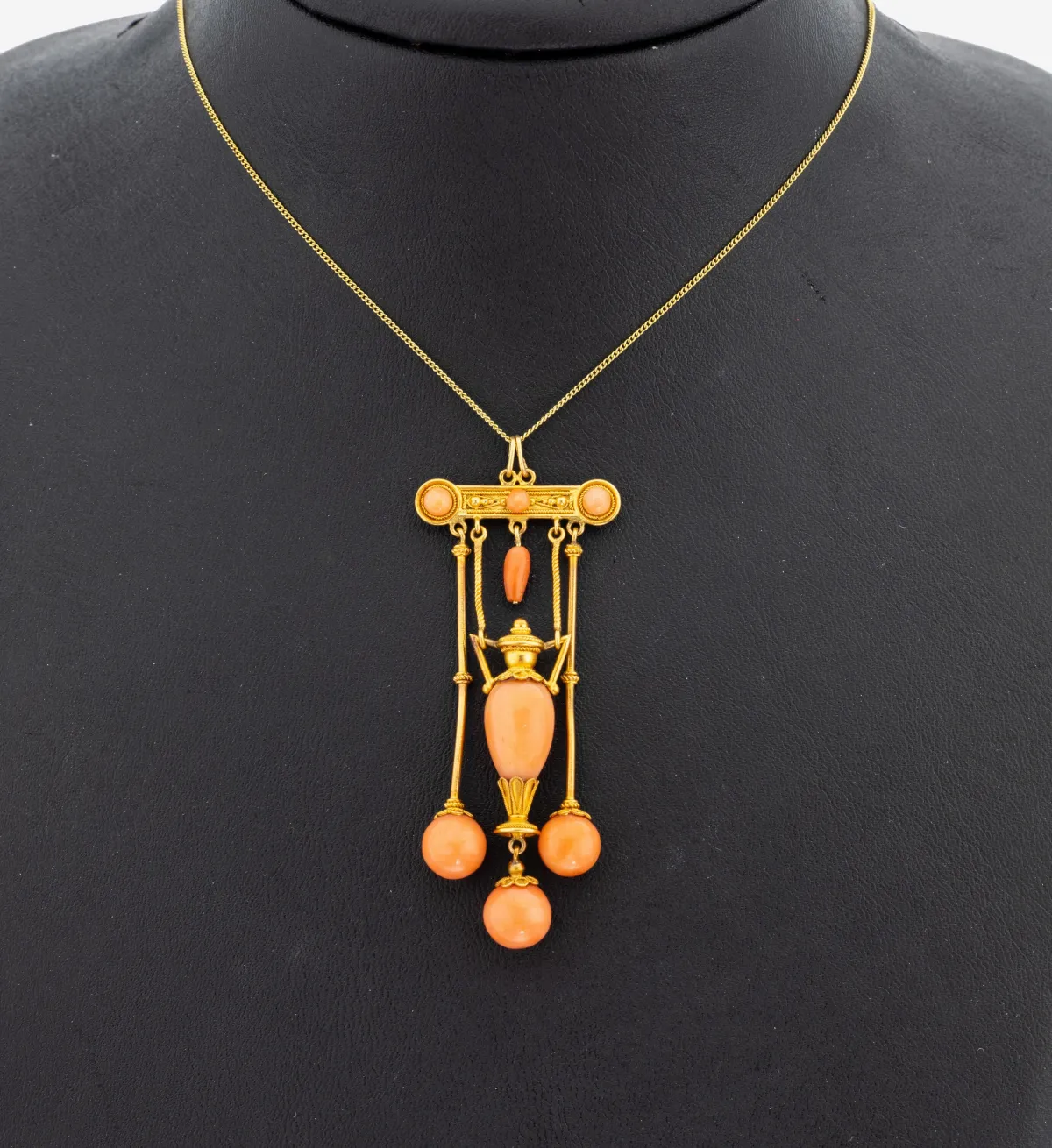 18 kt gold coral pendant, probably England, circa 1870-90, yellow gold 750/000 hallmarked, upper part with
