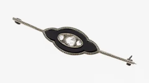 Art Deco platina onyx diamanten broche, jaren 1930, platina gekeurd, middenstuk met onyx