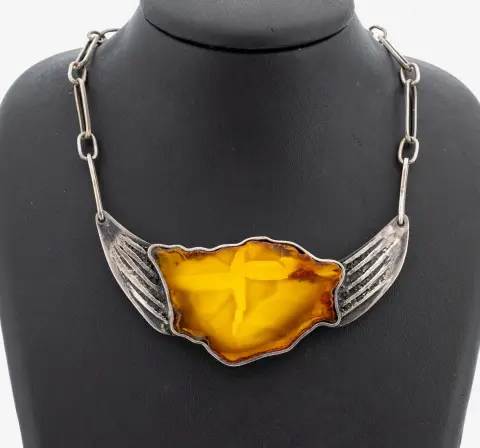 Barnsteen ketting, jaren 1950, zilver gekeurd, in het midden butterscotch barnsteen