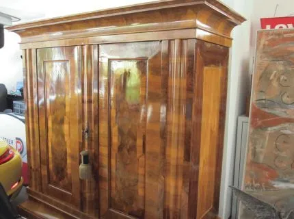 1 baroque cabinet, walnut, with shelf inserts, (the pictures on the shelves are not included)