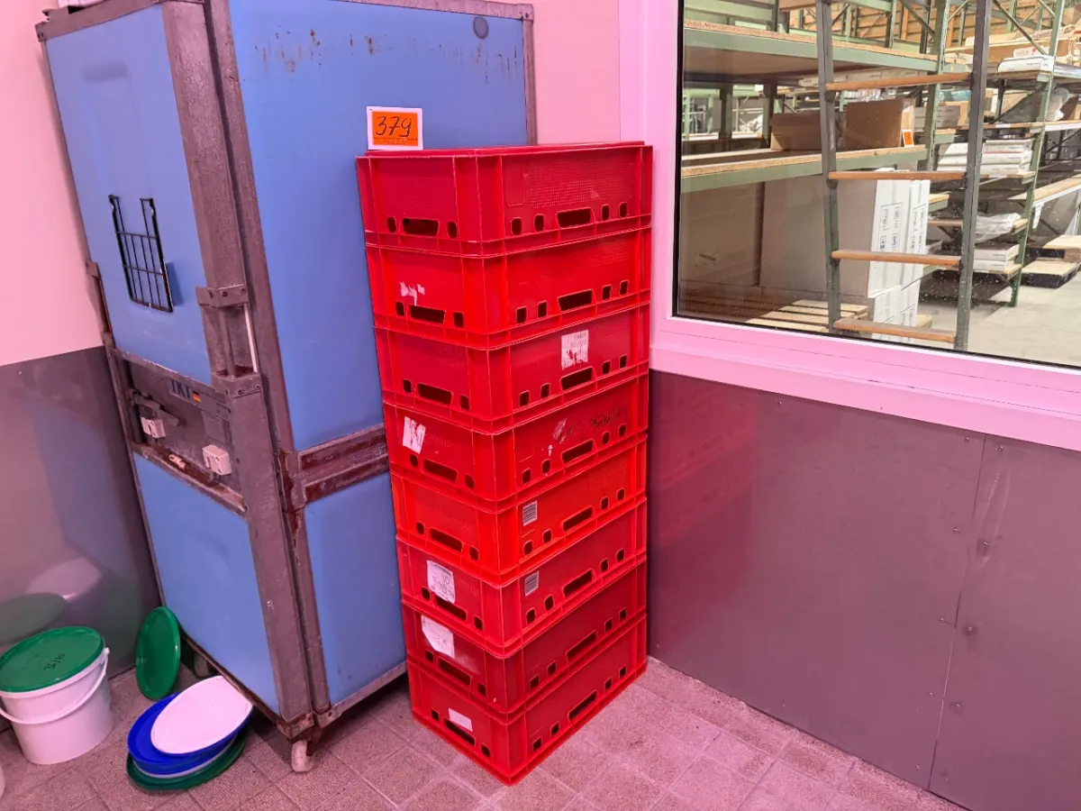 Posten Kunststoff-Kästen (8 Stück)