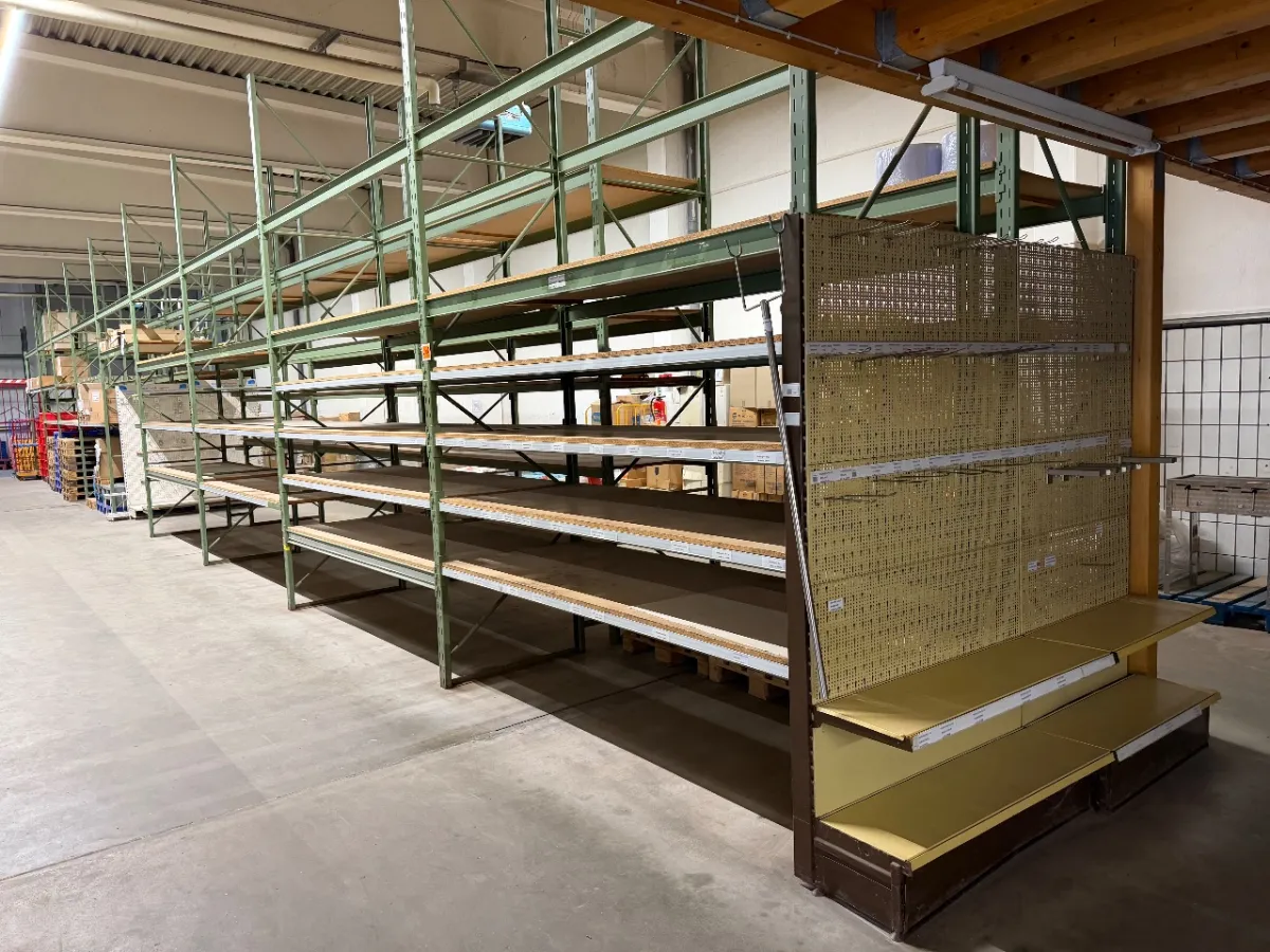 Rayonnage lourd à double palettes (total : 18 compartiments + traverses) + (tablettes en bois)