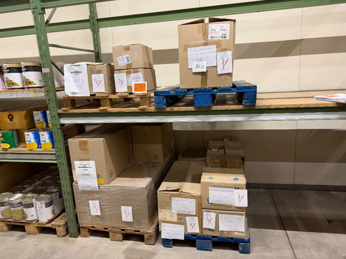 Posten Alu-Schalen + Deckel + (1 Posten schwarze Serviertabletts)