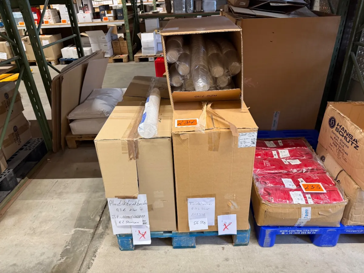 Partij plastic drinkbekers, elk 0,3 l (62 pakken van 80 stuks = 4960) + 61 pakken bekers 0,5 l, elk 50 stuks = 3050