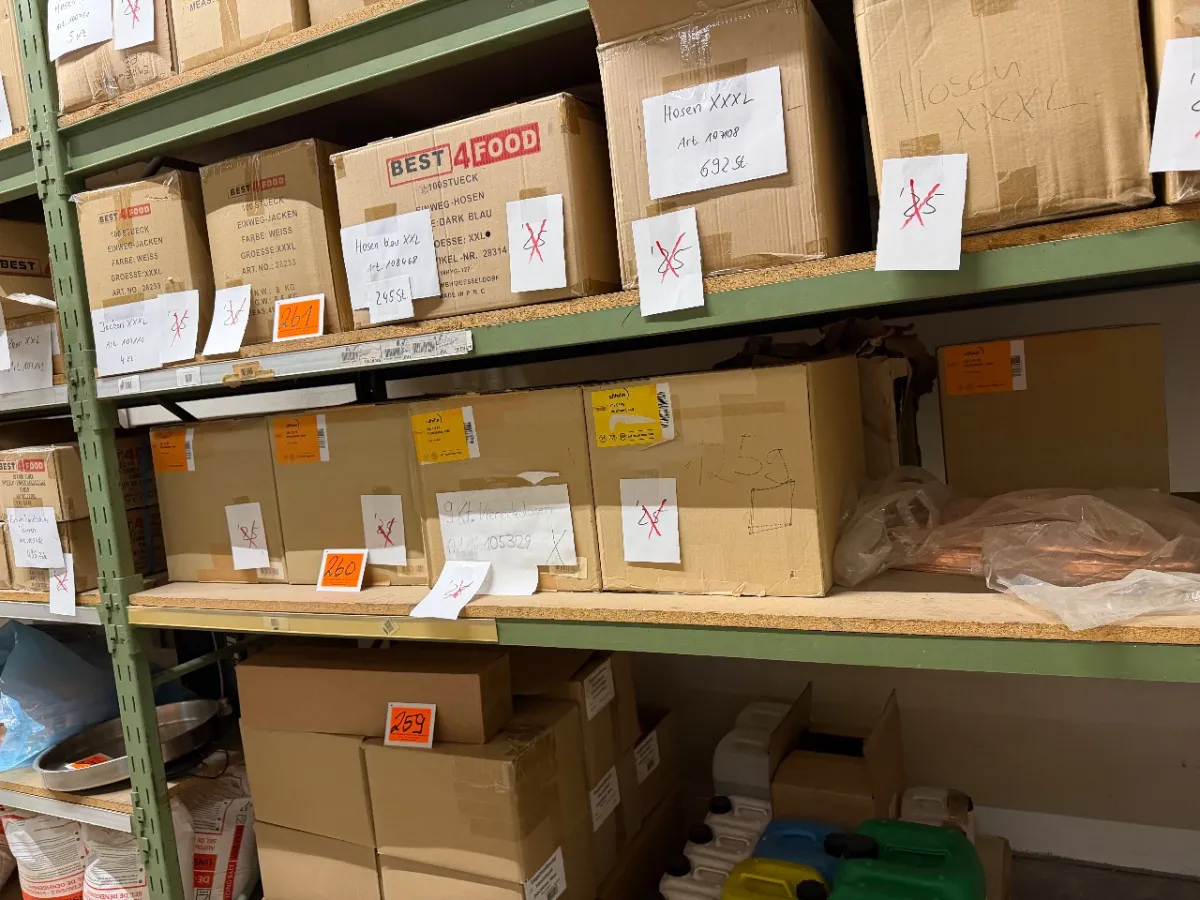 Posten Viereckbecher (9 Kartons, je 1000 Stück)