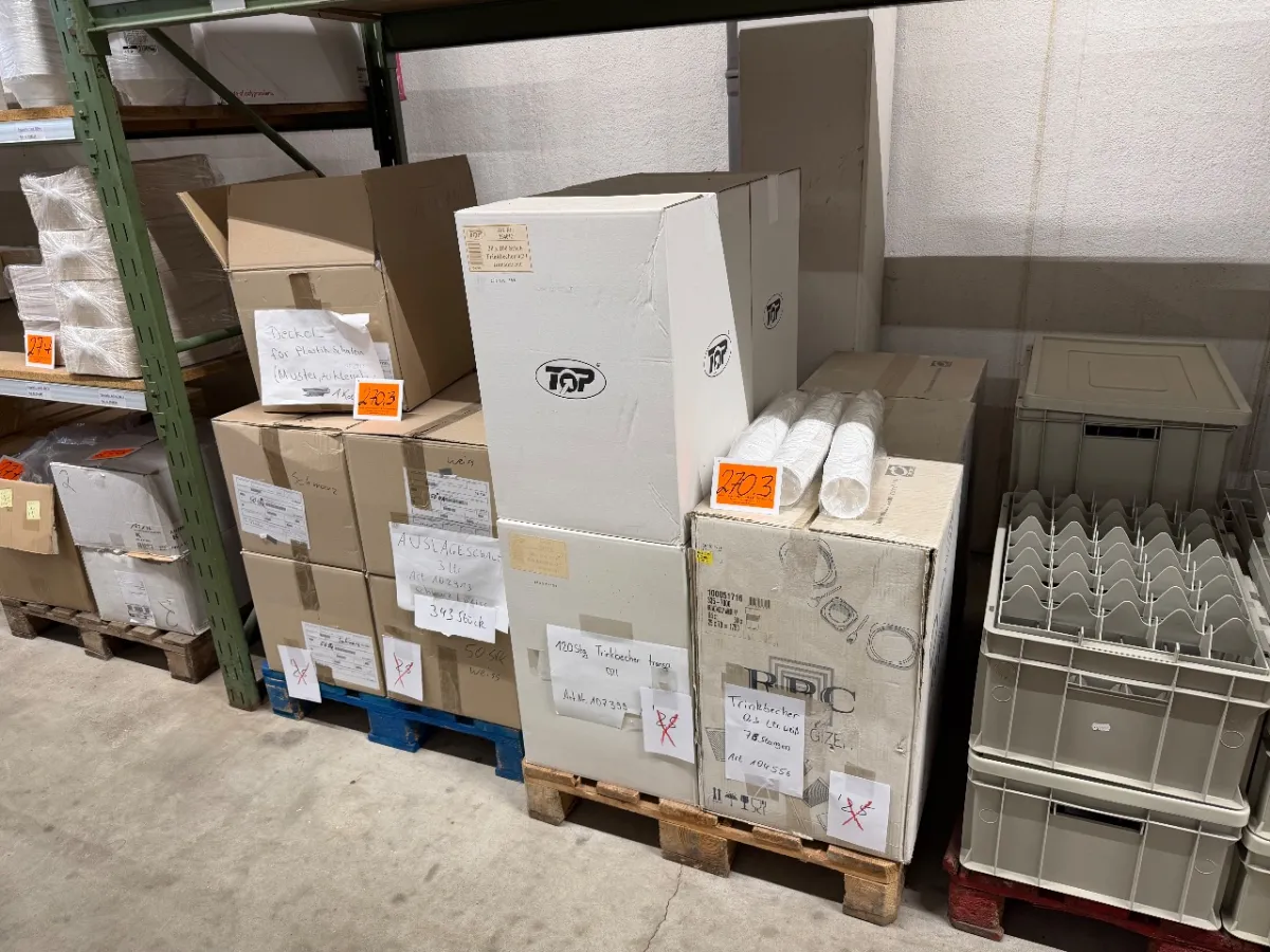 Posten Trinkbecher (0,2 + 0,3 ltr.) + (1 Posten Plastikschalen)