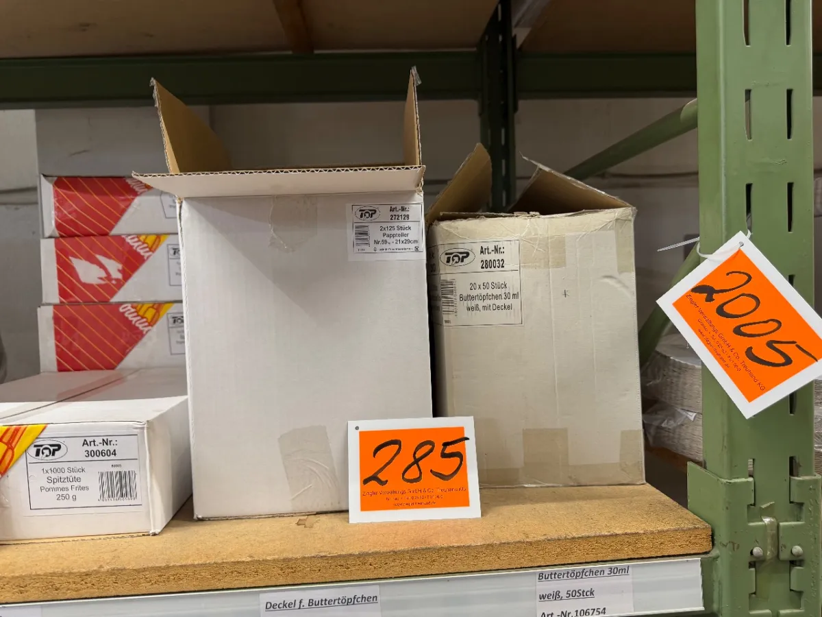 Partij boterkuipjes, elk 30 ml (25 staven van 50 stuks) + (44 staven deksels van 50 stuks)