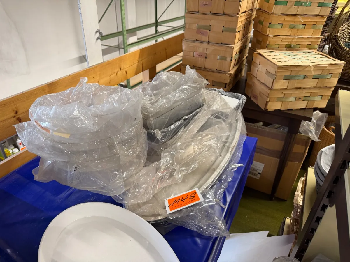 Lot of cake domes, plexiglass covers, gratin dishes, GN covers, trays, bowls
