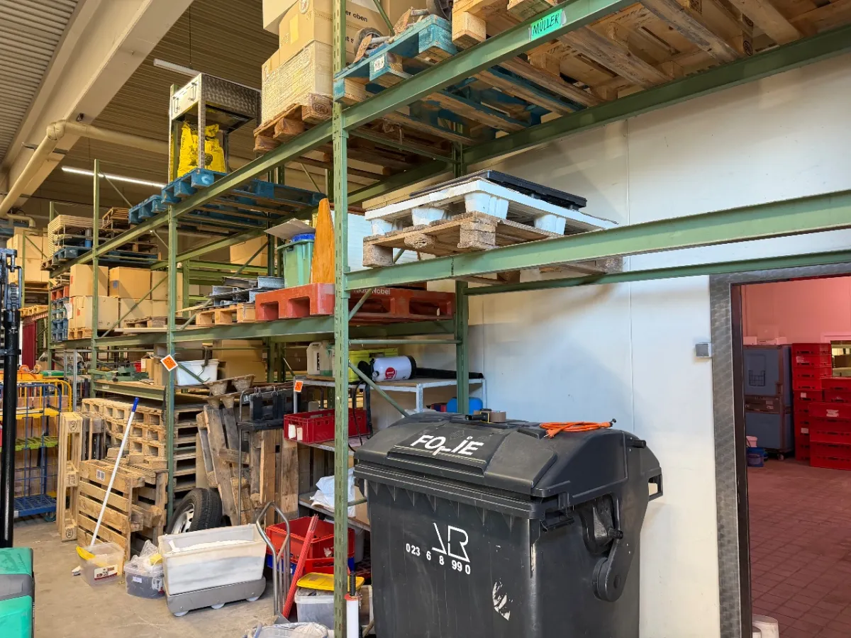 Rayonnage lourd pour palettes (6 travées + traverses) + tablettes en bois