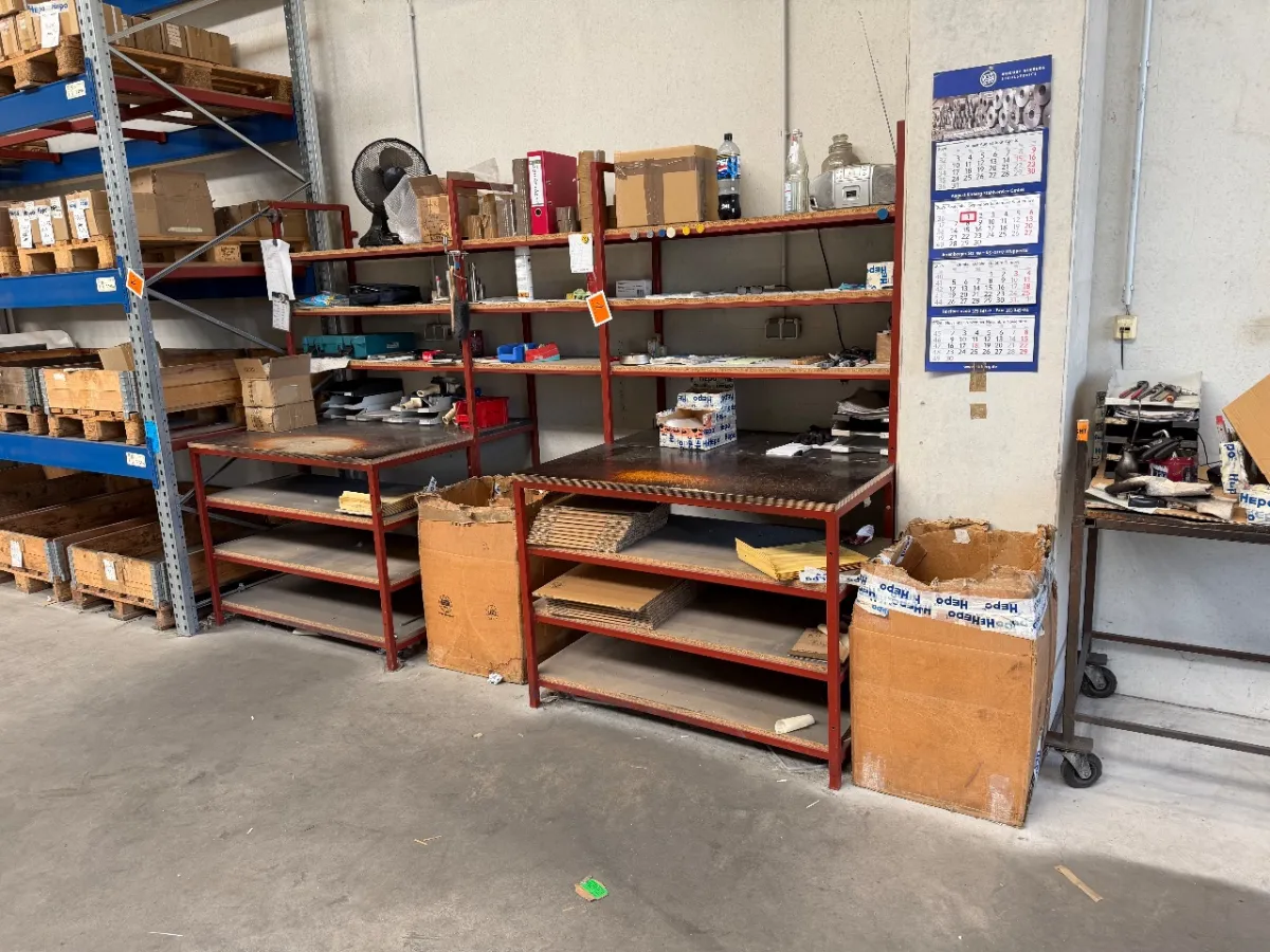 Iron work table (dimensions: 3100 x 600 x 900/2000 mm)