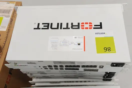 Konvolut Fortinet FortiGate 100EF Firewalls