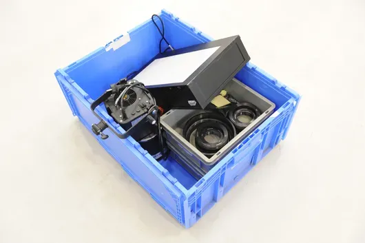 Lot avec éclairage, composants optiques et table lumineuse