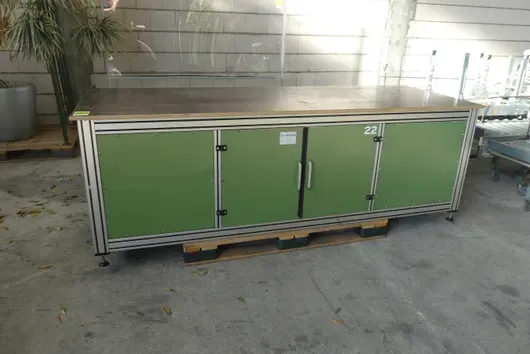 Werkstattsideboard, mit Inhalt