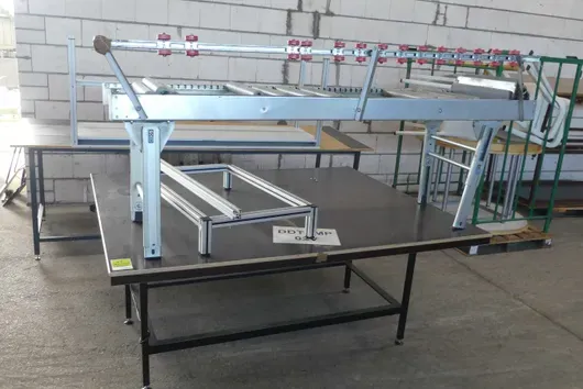 Workbench with roller conveyor