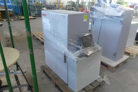 BOSCH Armoire de distribution murale, avec terminal de commande, avec palette