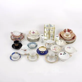 Zestaw elementów porcelanowych