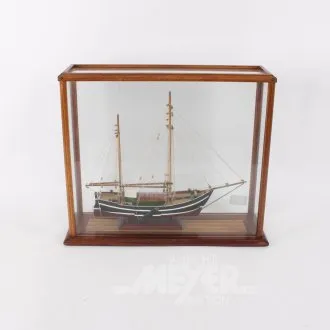 Modèle réduit de navire sous vitrine