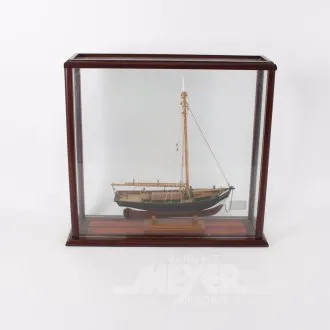 Modellschiff im Schaukasten